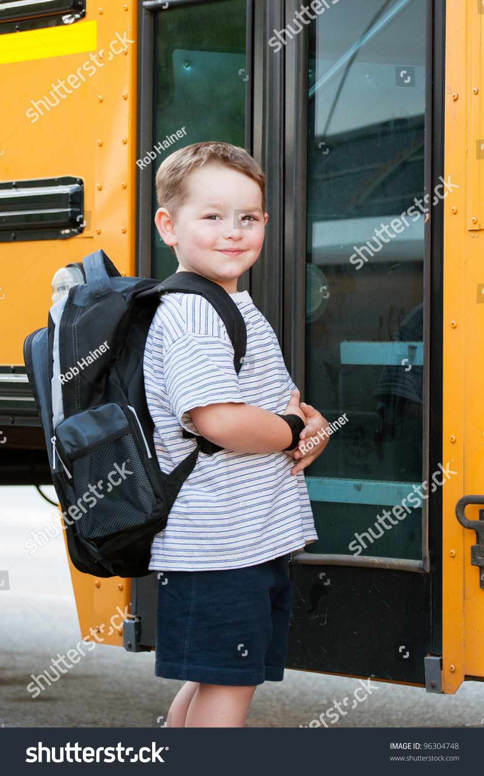Jungen im bus kennenlernen
