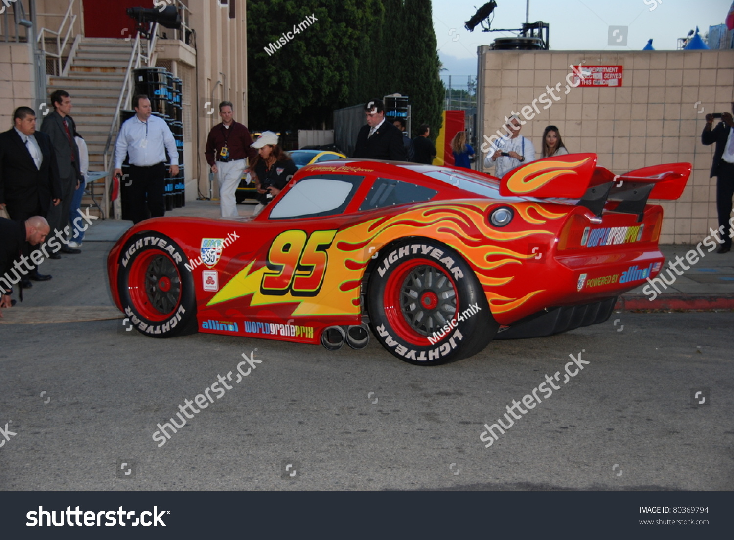 hollywood-ca-june-18-character-lightning-mcqueen-arrives-at-disney-s