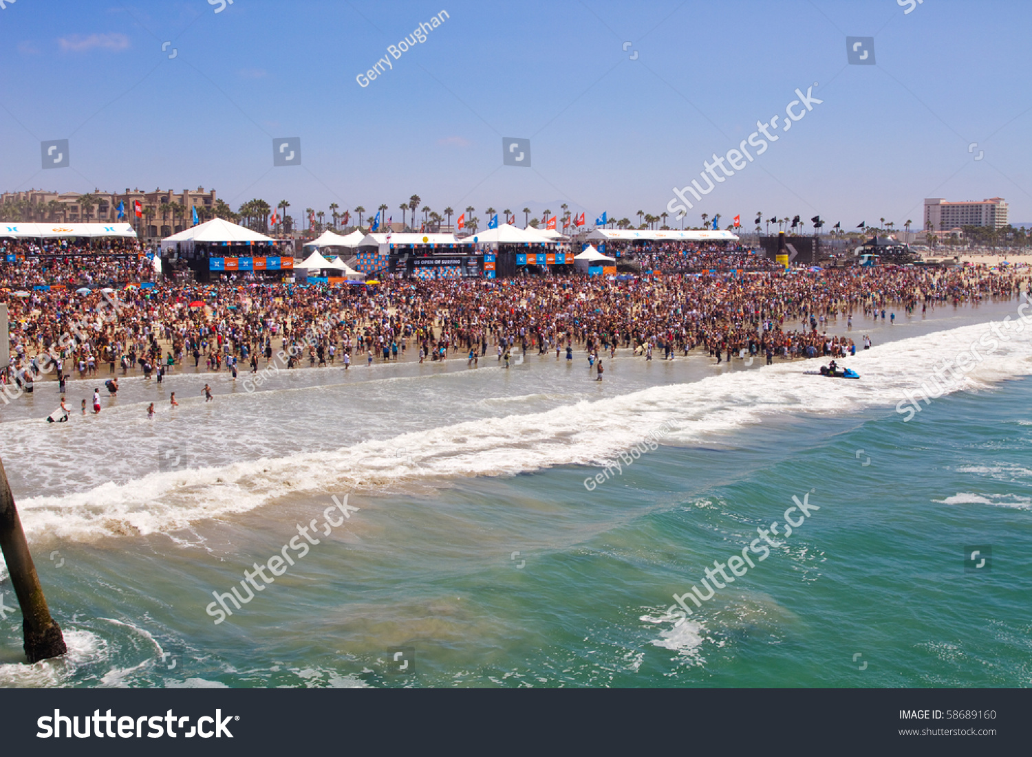 Huntington Beach, CaAugust 8 Massive Crowds Pack The Beach For The U