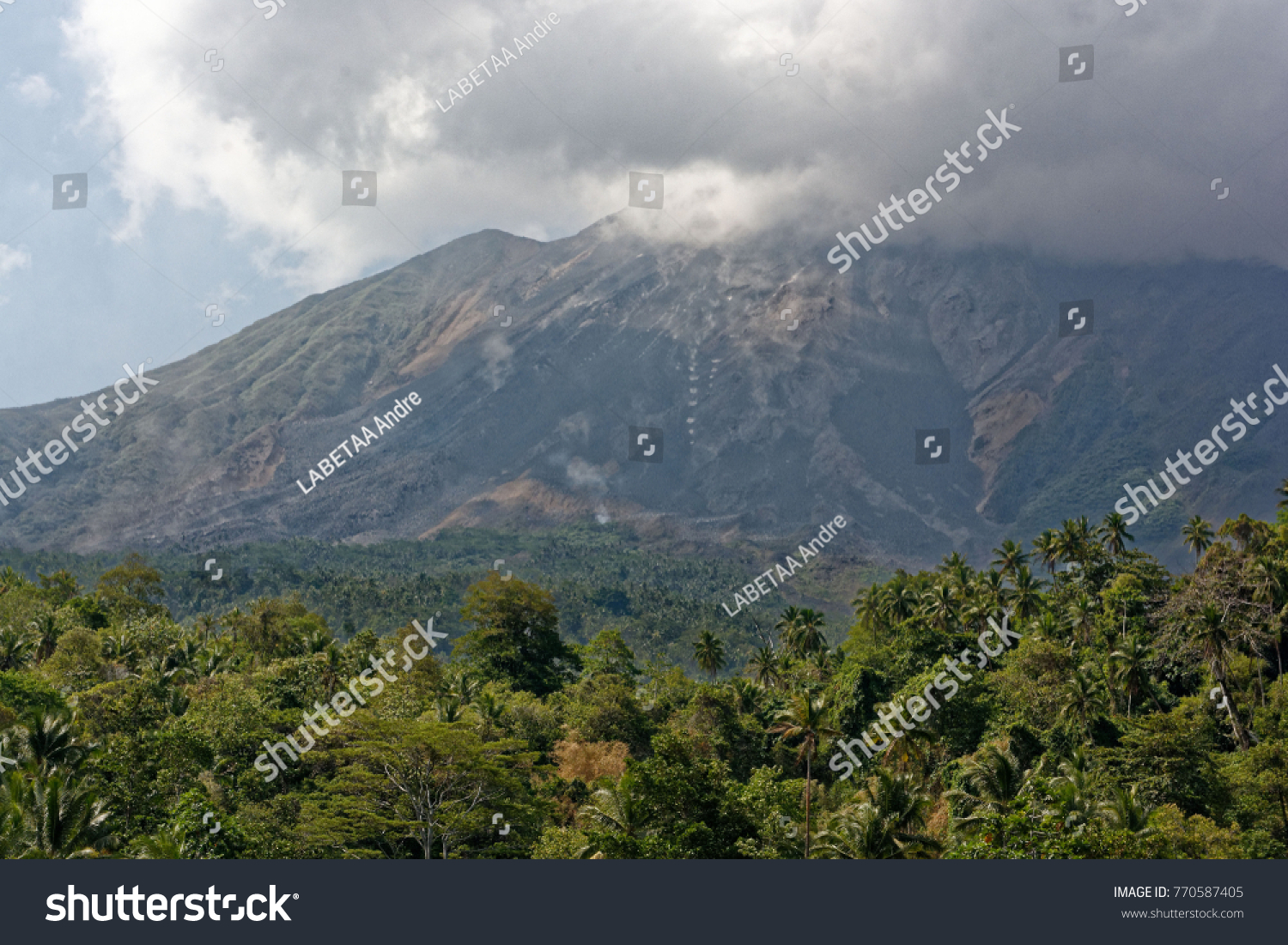 Photo De Stock Karangetang Volcano Eruption Siau Sulawesi Islands