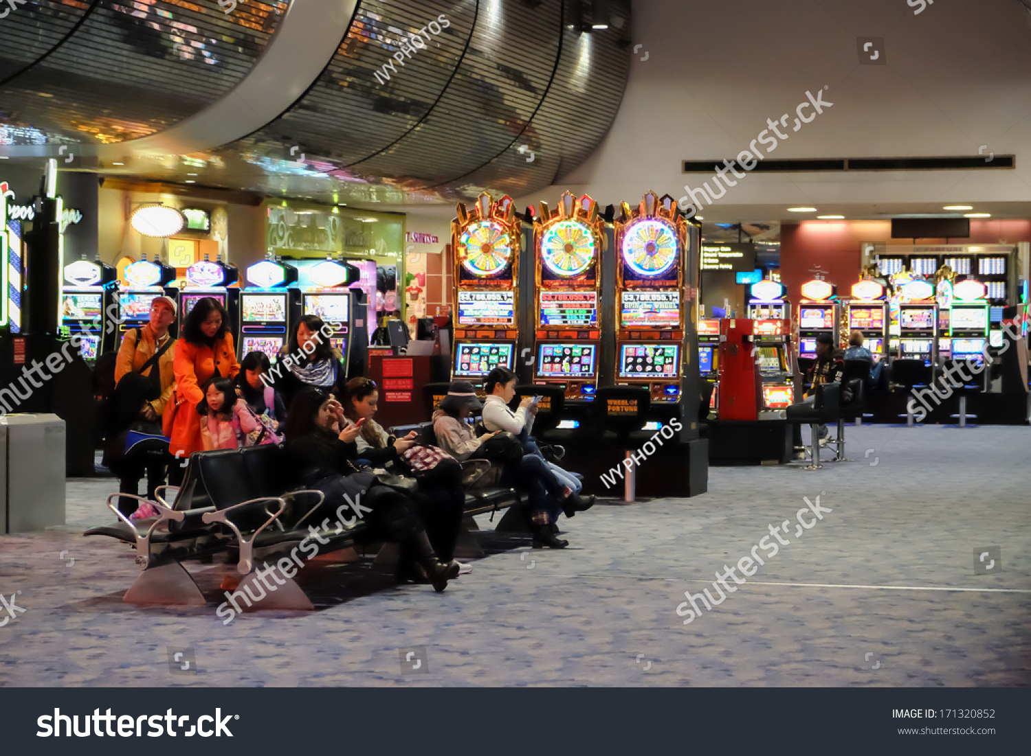 How many slot machines are in the las vegas airport