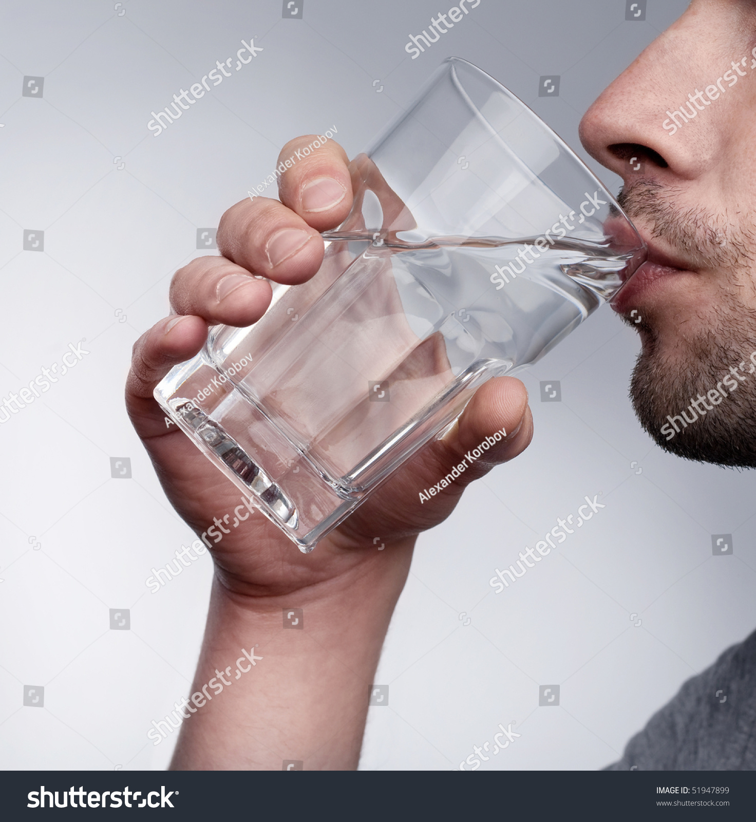 Man Drinking Glass Of Water 40 117 Images Photos Et Images