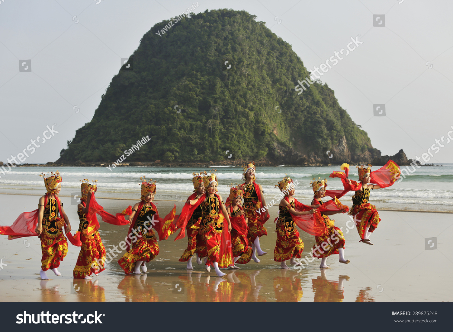 MERAH BEACH BANYUWANGI INDONESIA May 24 2015 Unidentified Indonesia folk dancers perform their traditional folk dance in the coastline of Merah Beach Banyuwangi Indonesia MERAH BEACH BANYUWANGI INDONESIA May 24 2015 Unidentified Indonesia folk dancers perform their traditional folk dance in the coastline of Merah Beach Banyuwangi Indonesia