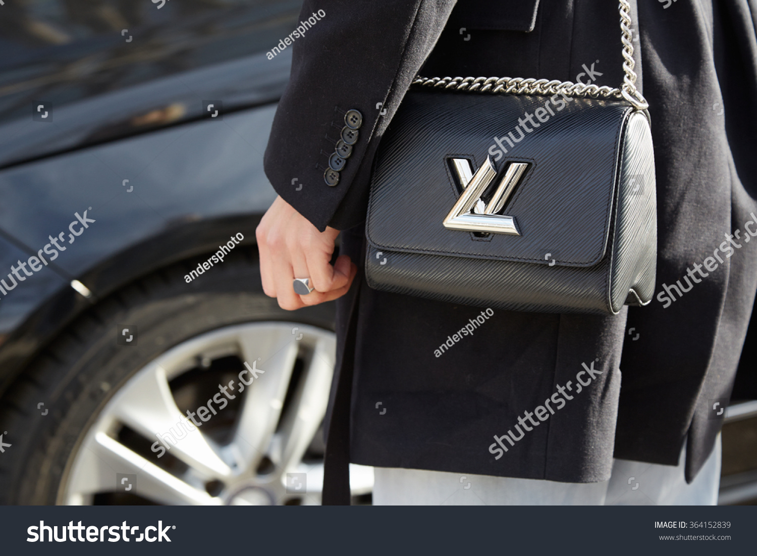 Milan January 18 Woman Louis Vuitton Stock Photo 364152839 - Shutterstock