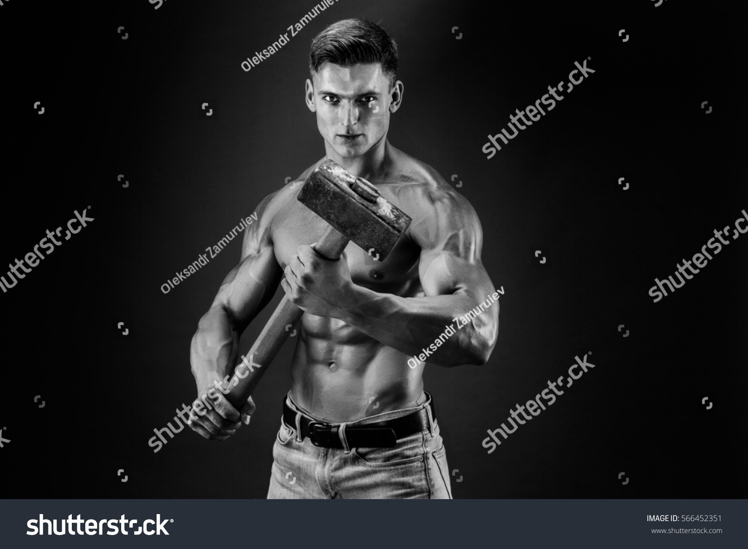 Muscular Man Naked Torso Holding Big库存照片566452351 Shutterstock