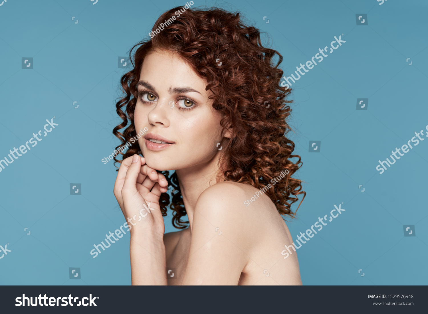 Naked Shoulders Beautiful Curly Hair Woman Foto Stock