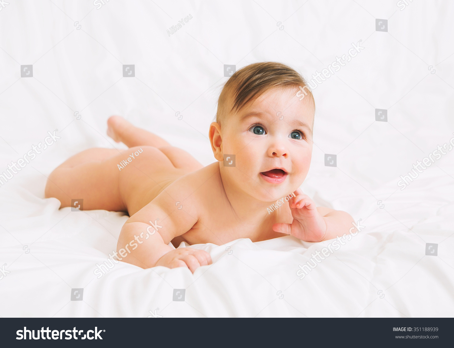 Naked Surprised Baby Girl Lying On Foto Stock Editar Agora