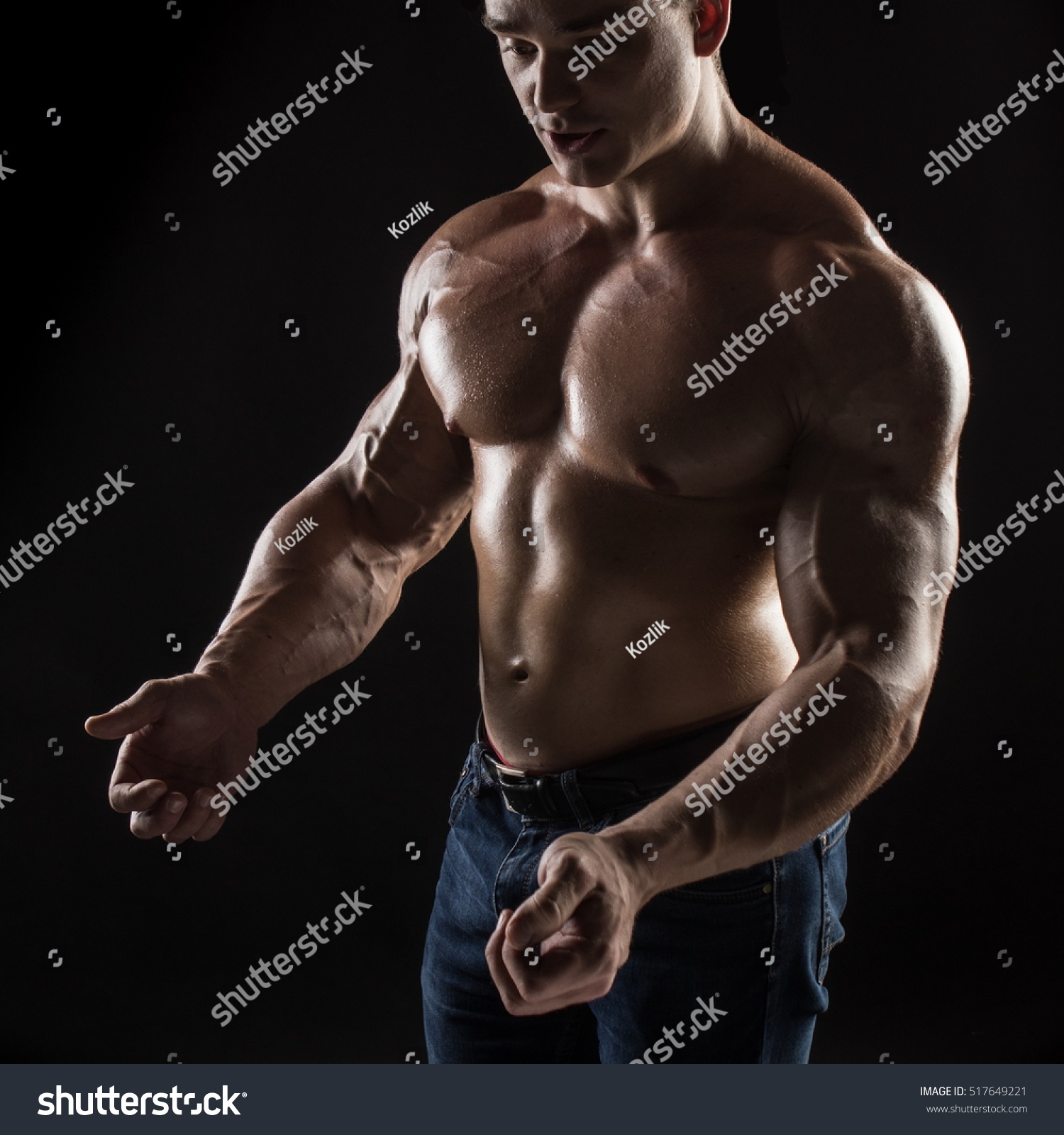 Naked Torso Male Bodybuilder Athlete Studio ภาพสตอก 517649221