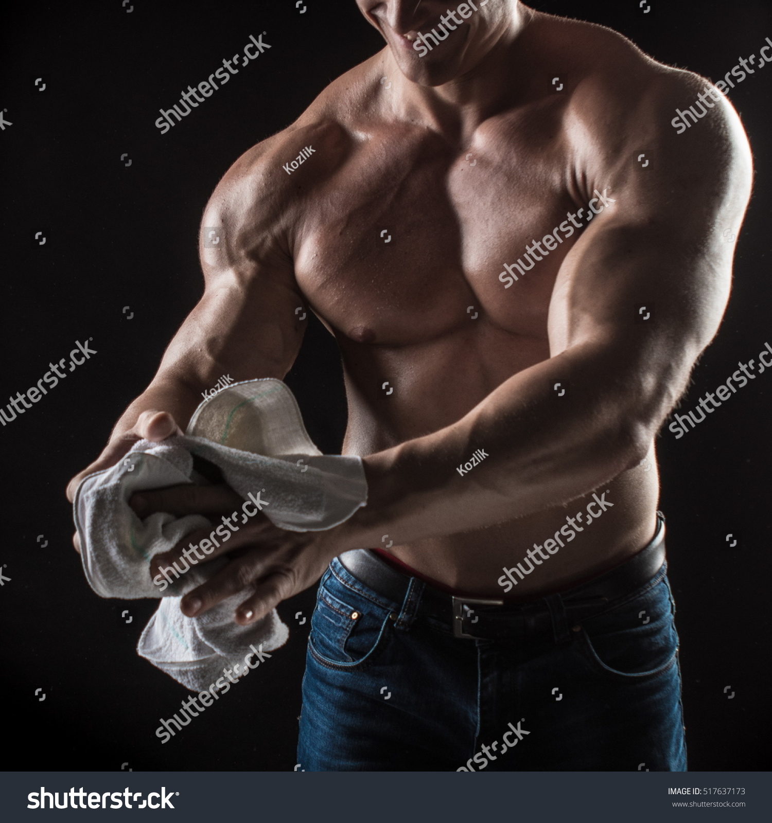 Naked Torso Male Bodybuilder Athlete Towel Foto Stock 517637173