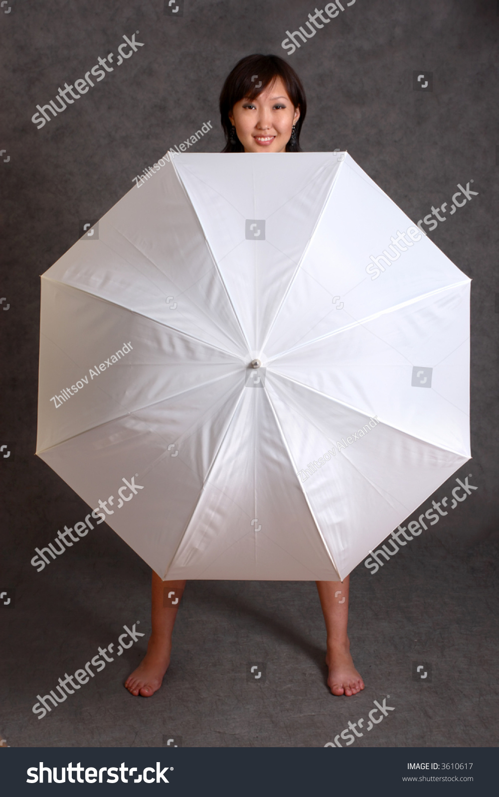 Nude Girl Covering By Umbrella Foto De Stock 3610617 Shutterstock