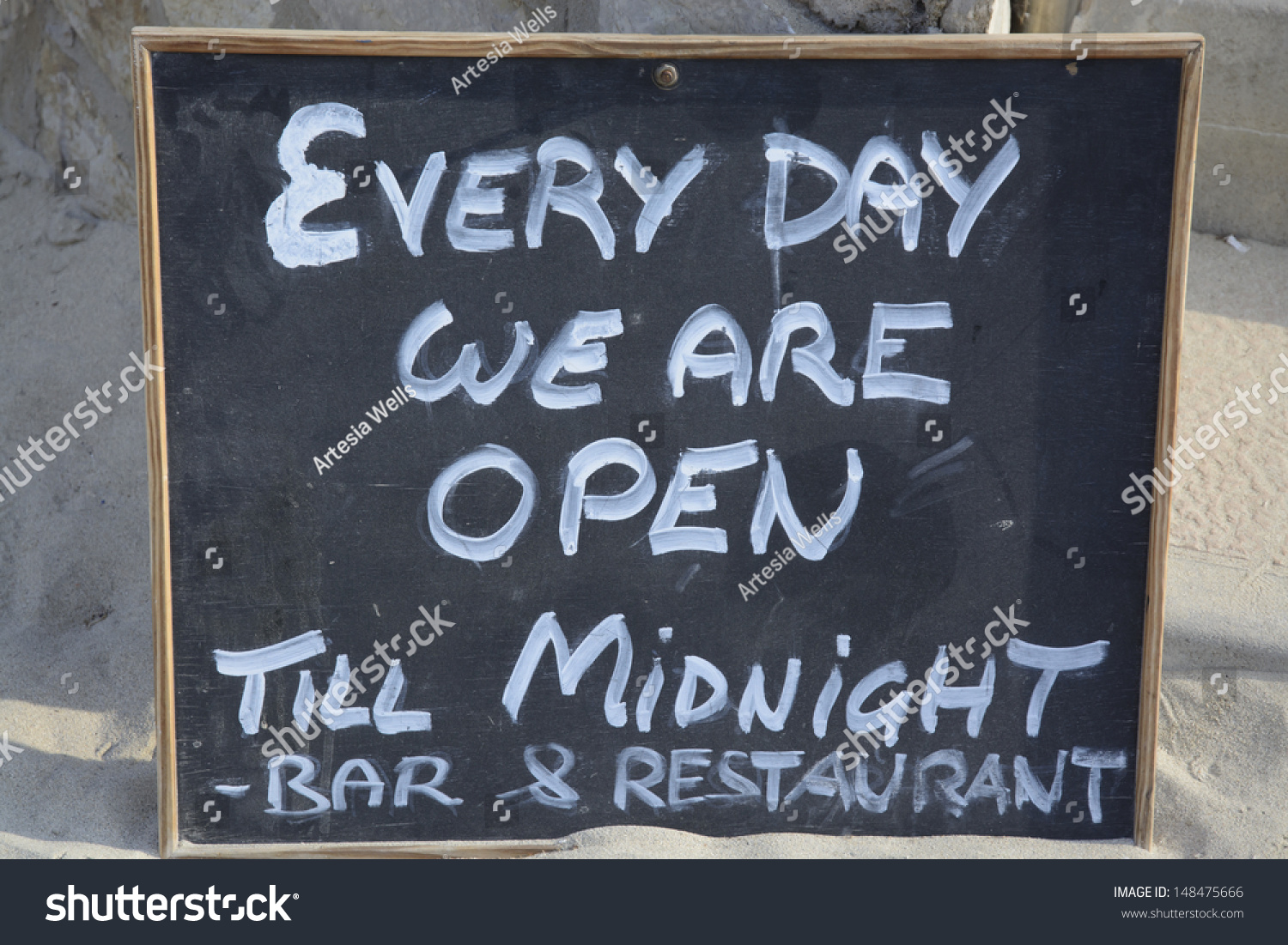 open-sign-in-blackboard-and-white-chalk-saying-every-day-we-are-open