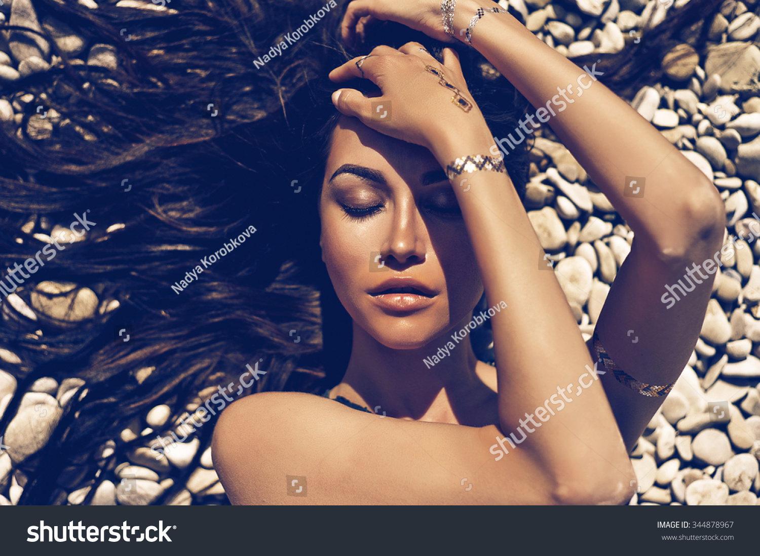 Outdoor Fashion Portrait Sexy Lady Lying Stockfoto Shutterstock