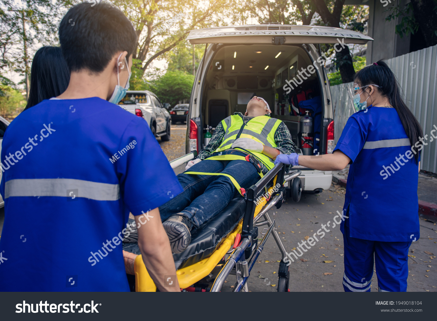 10 644 imágenes de Man on stretcher Imágenes fotos y vectores de