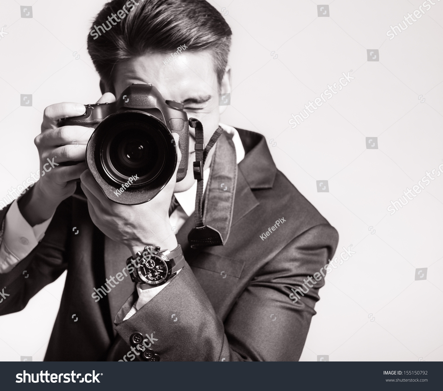 年轻帅哥拿着相机拍照 库存图片. 图片 包括有 衣物, 方向, 藏品, 照相机, 姿态, 吸引力, 女演员 - 179453719
