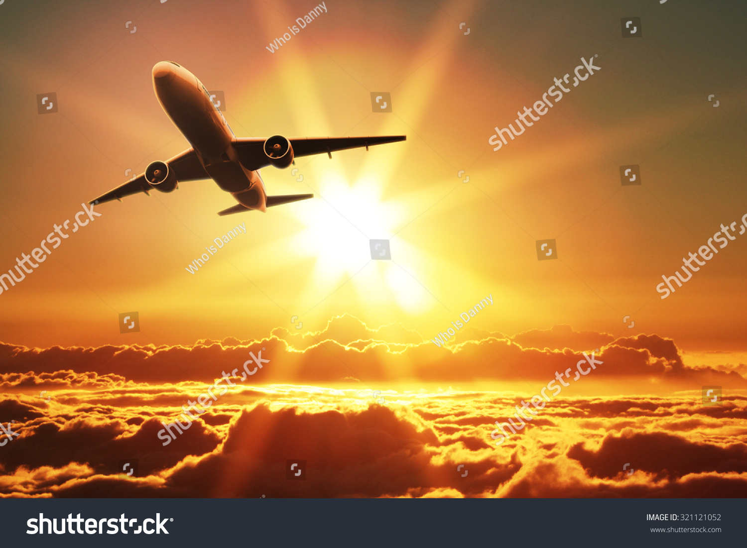 El avión despega al amanecer Foto de stock 321121052 Shutterstock