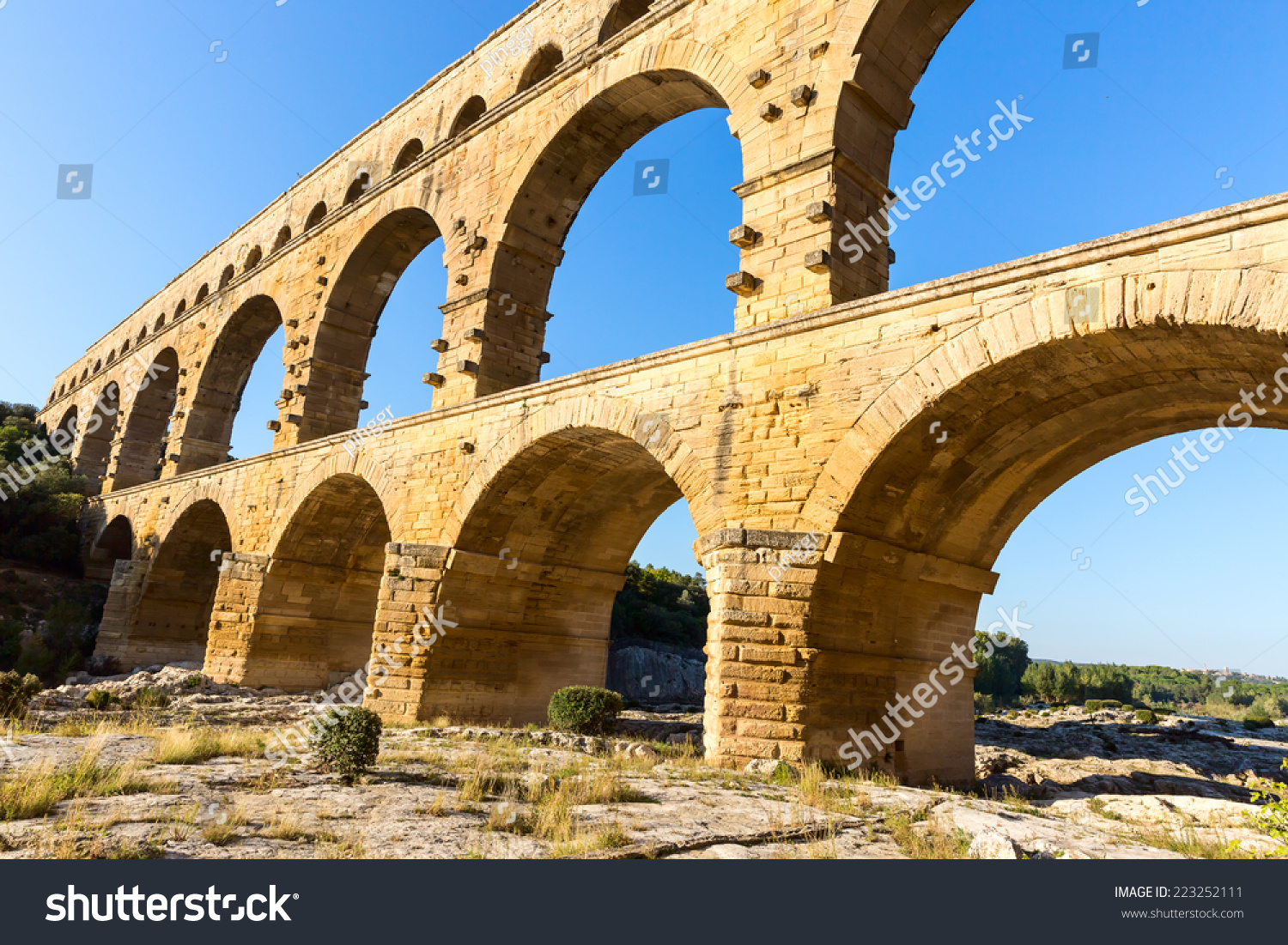 How Old Is The Aqueduct At Nimes 15