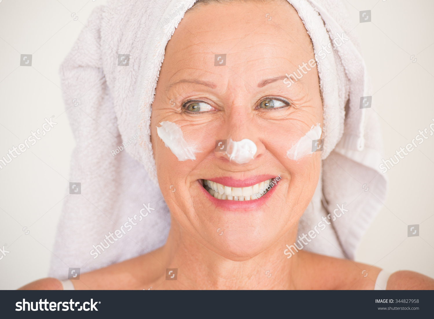 Portrait Friendly Attractive Mature Woman Towel Foto De Stock