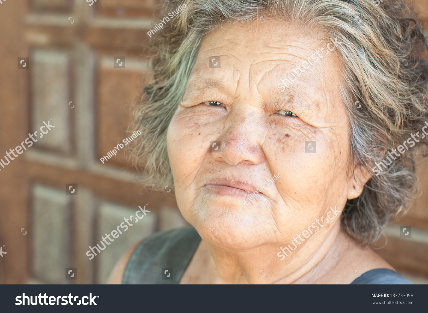 Portrait Of An Old Asian Woman Stock Photo 137733098 : Shutterstock