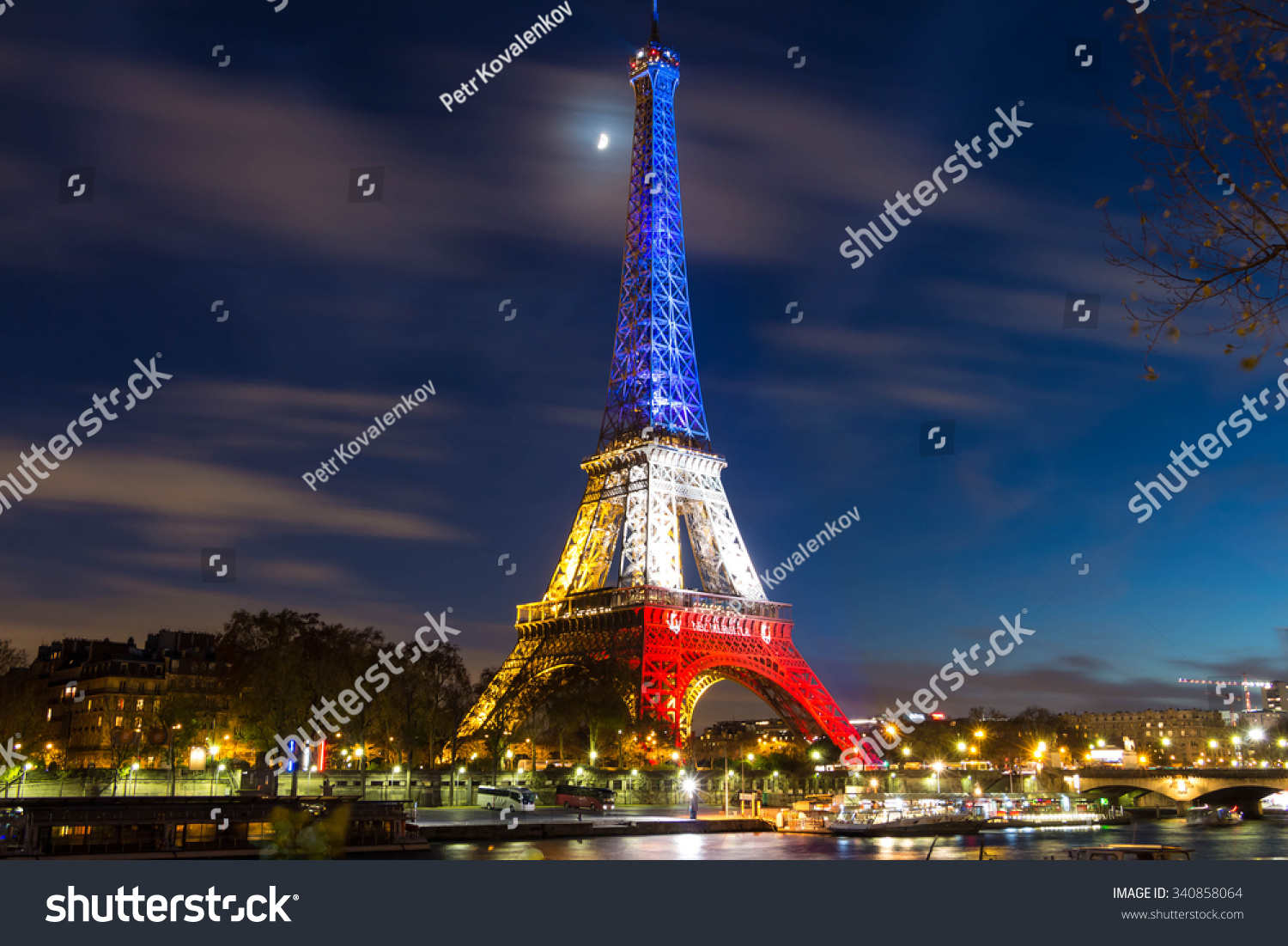 Pris, FranceNovember 18, 2015 The Eiffel Tower Lit Up With The