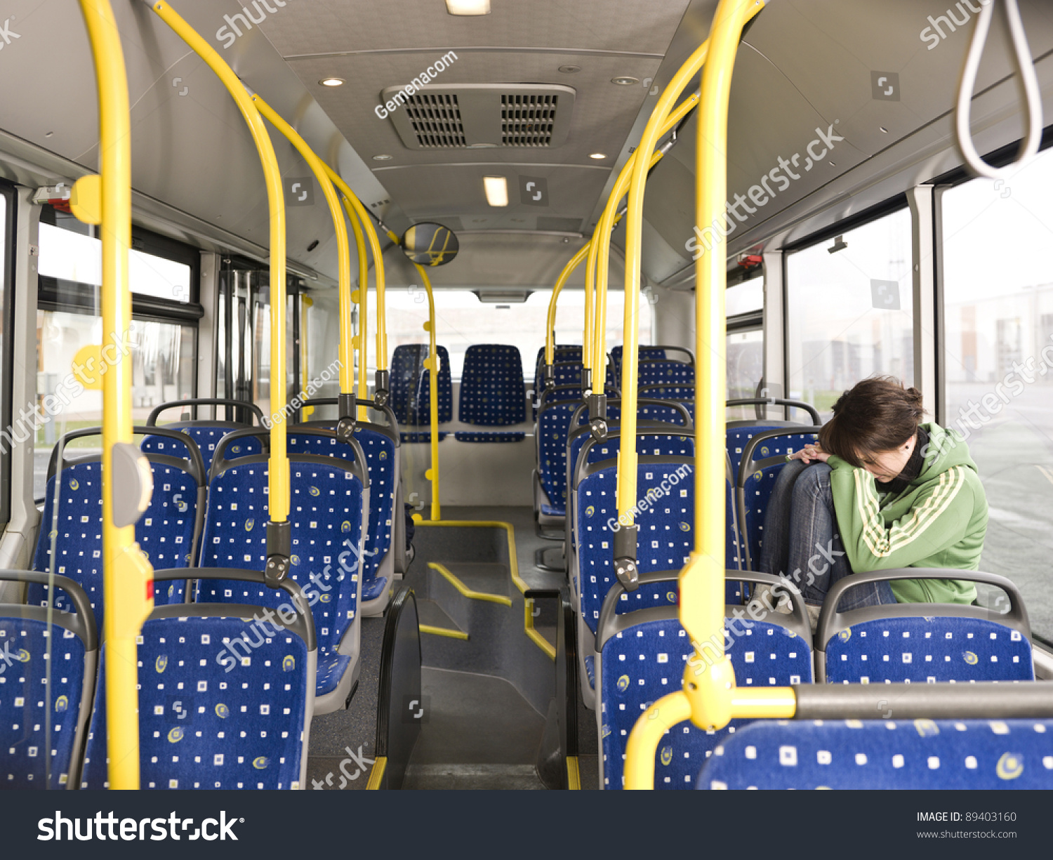 Blondes Flittchen im Bums Bus durch gefickt Blondes Flittchen im Bums Bus durch gefickt