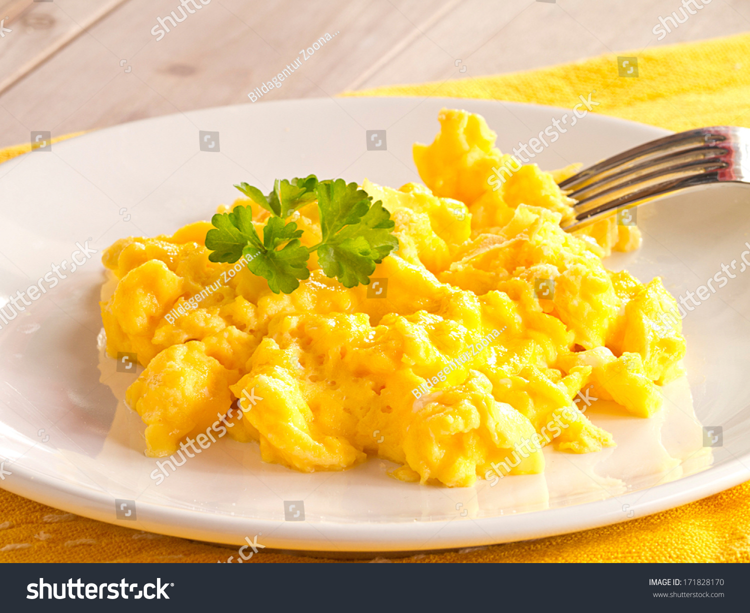 Scrambled Eggs On A Plate. Imagen De Archivo (stock) 171828170 ...