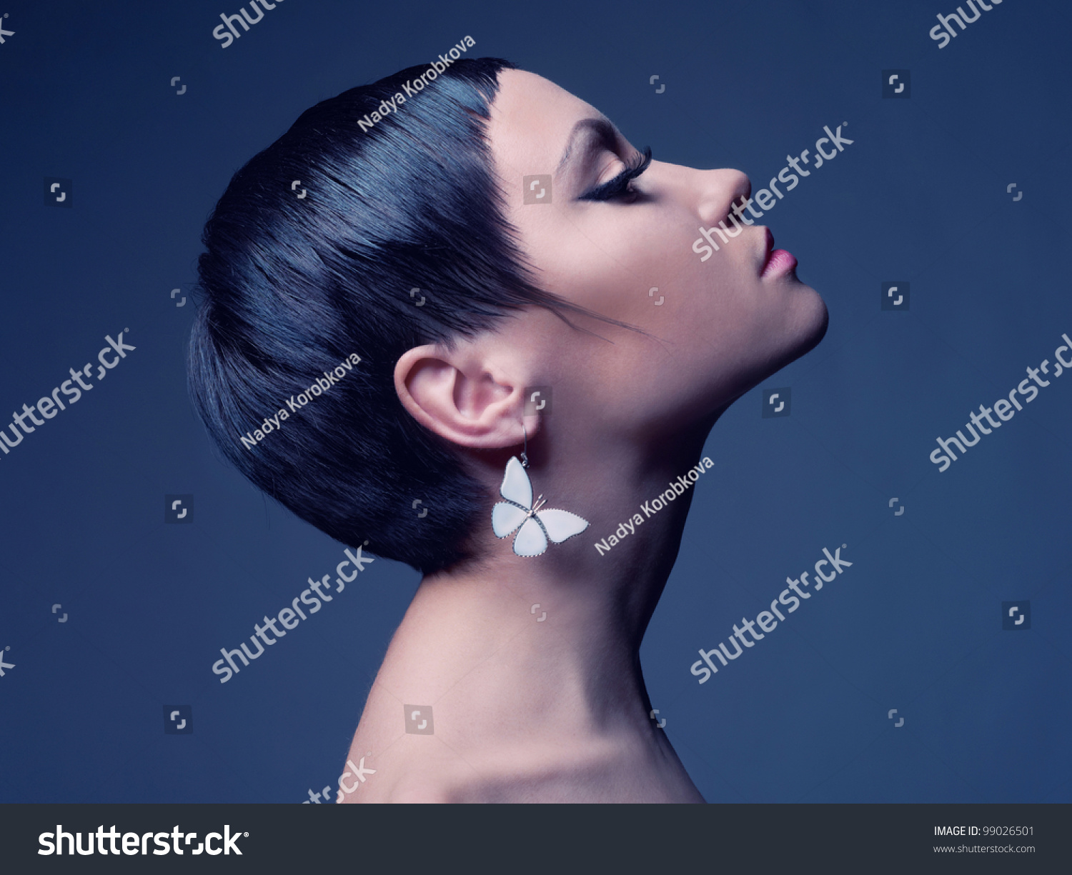 Morenita de pelo corto 3