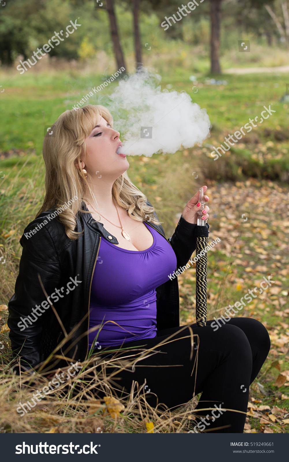 Sexy Blonde Big Breasts Smokes Hookah Foto Stok 519249661 Shutterstock