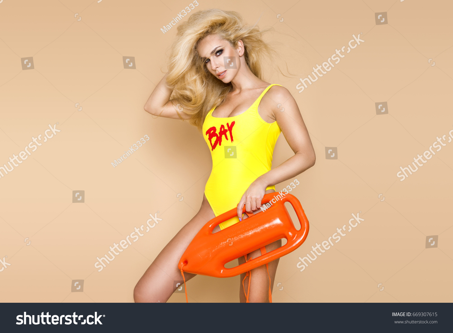 Sexy Busty Lifeguard Woman Bikini Holding Stok Foto Raf