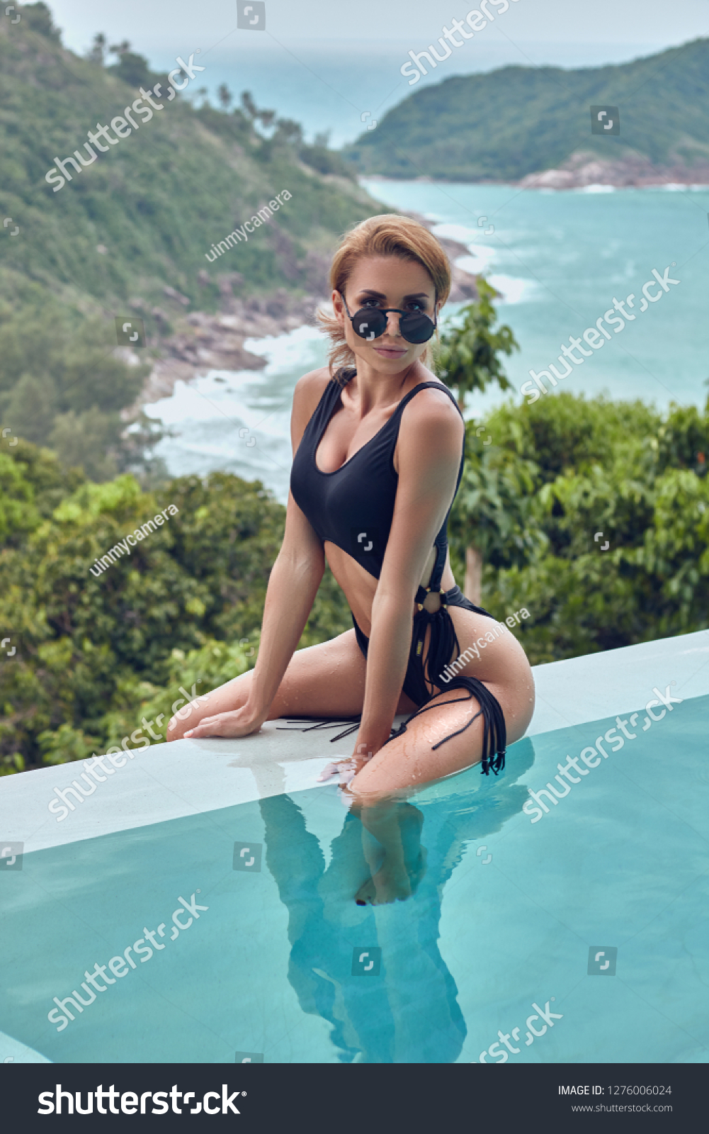 Sexy Fitness Model Bikini Swiming Pool Foto De Stock