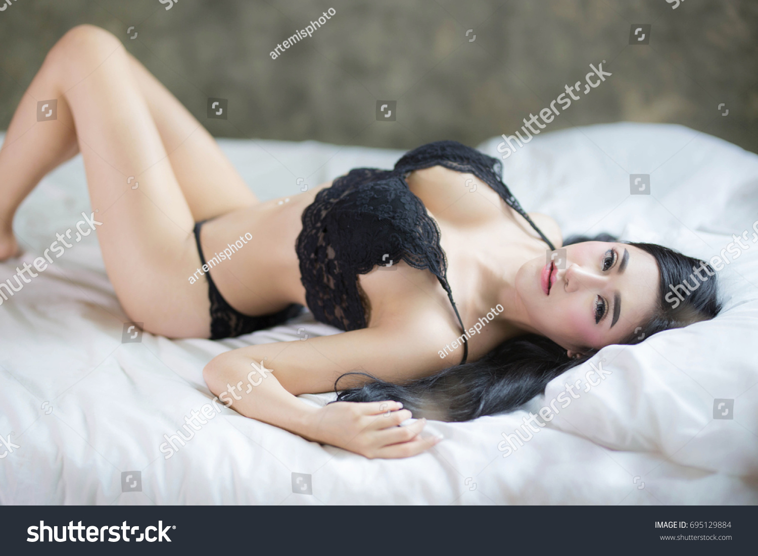 Sexy Woman Lingerie Posing Her Bed库存照片695129884 Shutterstock