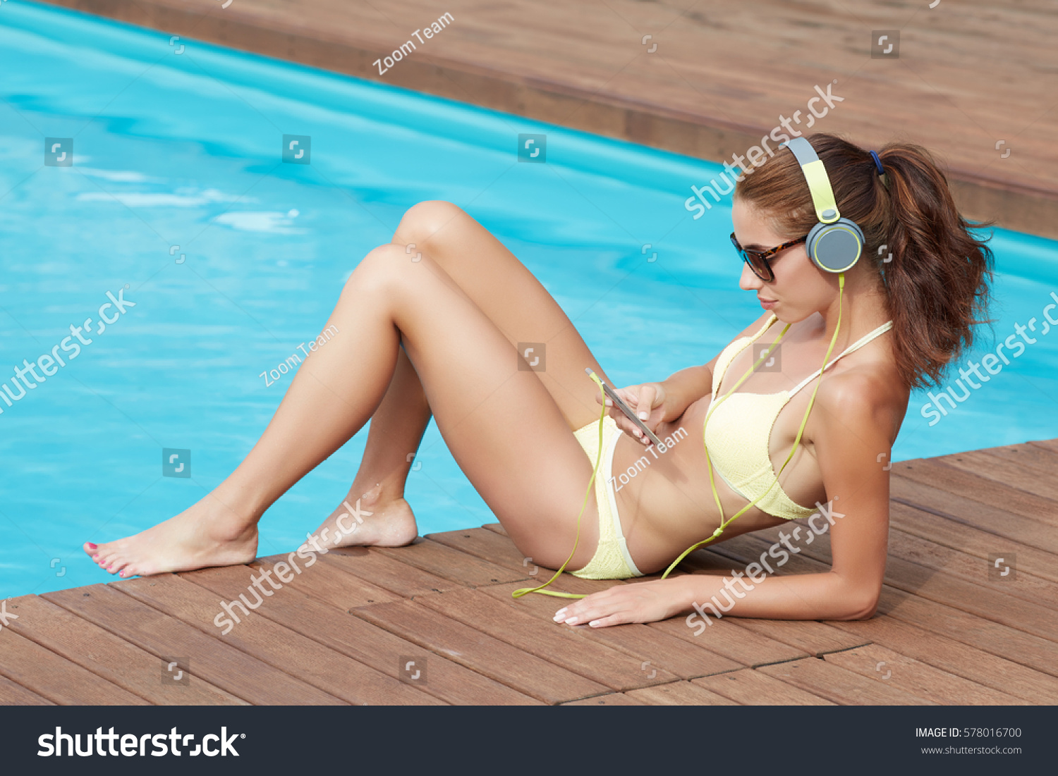 Sexy Woman Yellow Bikini On Suntanned Stock Photo 578016700 Shutterstock