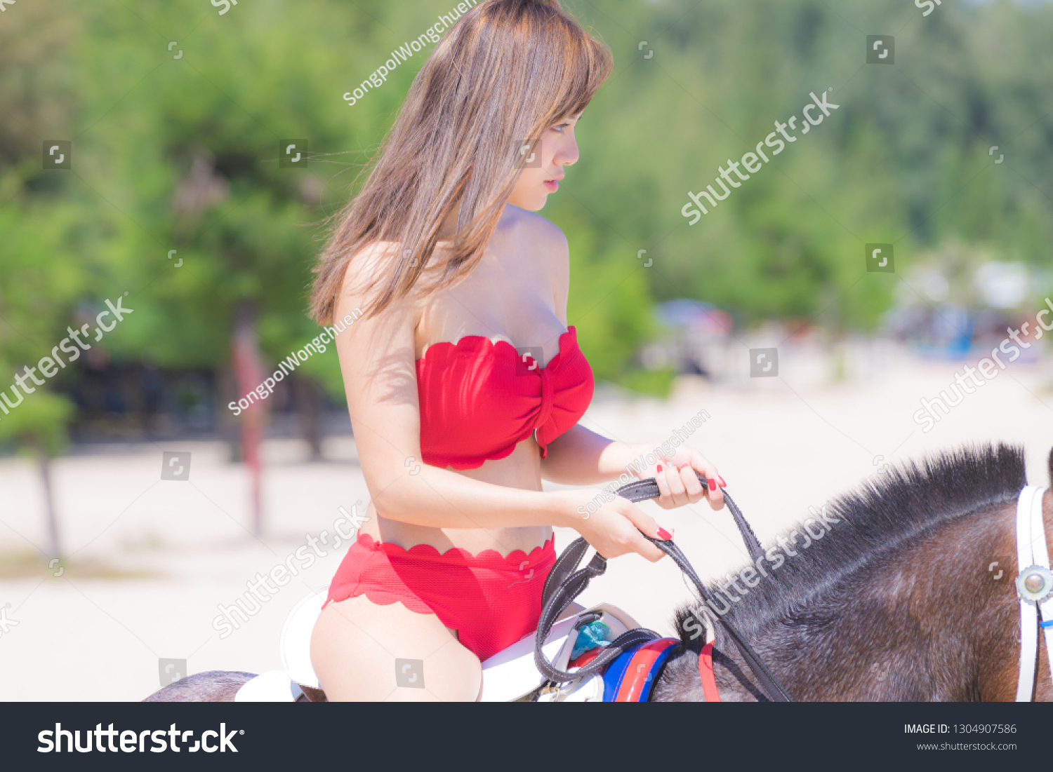 Sexy Women Wear Red Bikini Relax库存照片1304907586 Shutterstock