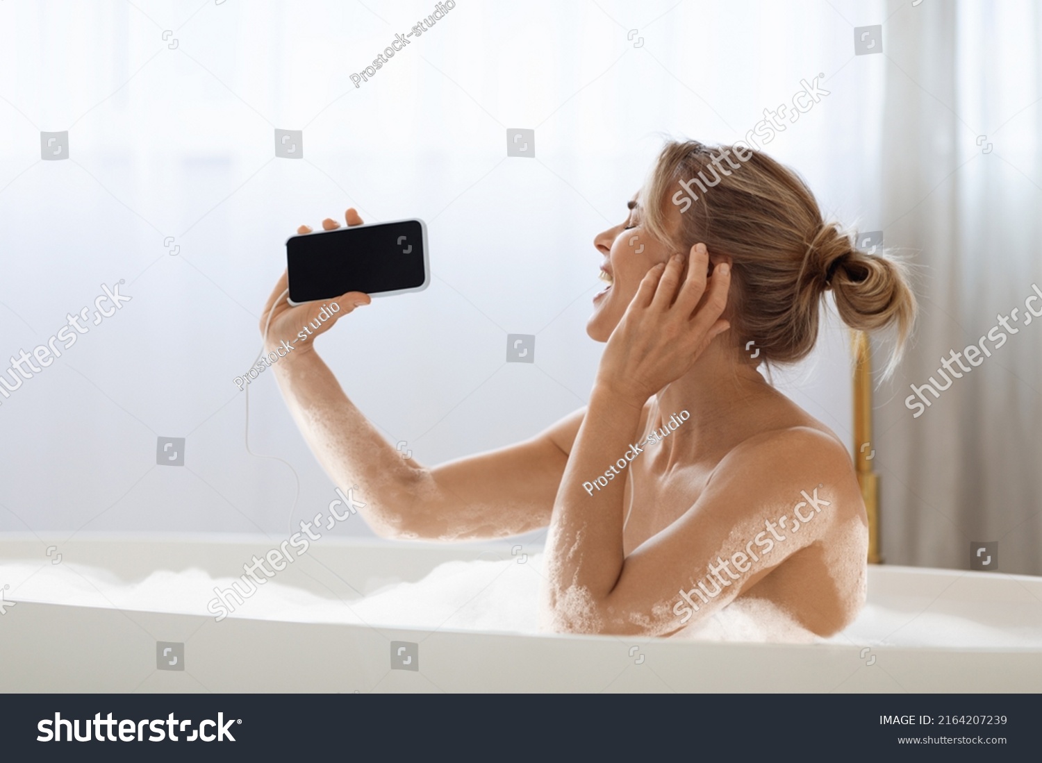 7 862 imágenes de Naked woman in bathtub Imágenes fotos y vectores