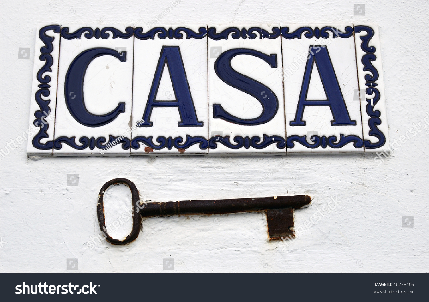 sign-with-the-word-home-written-in-spanish-with-an-old-key-below