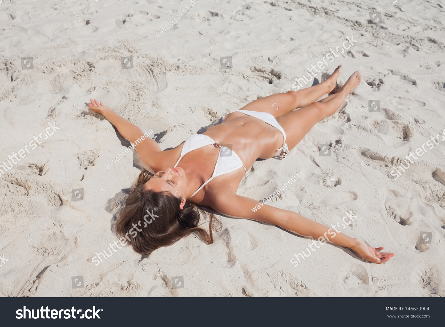 Sunbathing Woman Lying On Beach Arms Foto Stock 146629904 Shutterstock