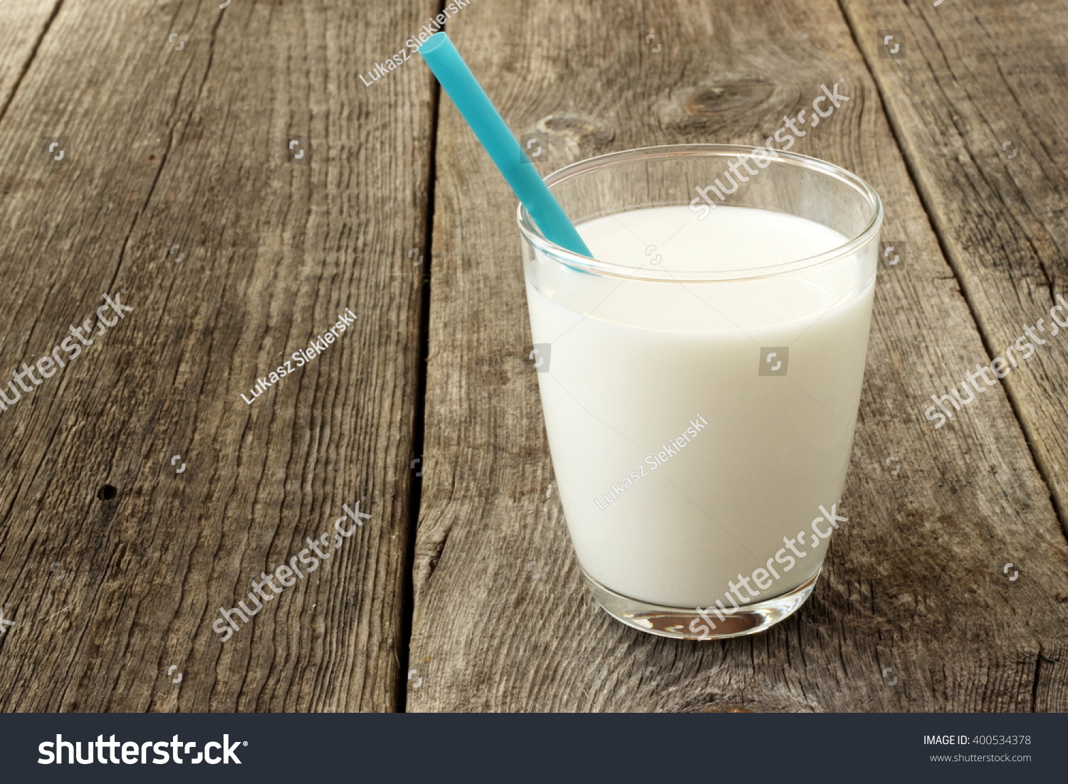 [Obrazek: stock-photo-the-glass-of-milk-on-the-old...534378.jpg]