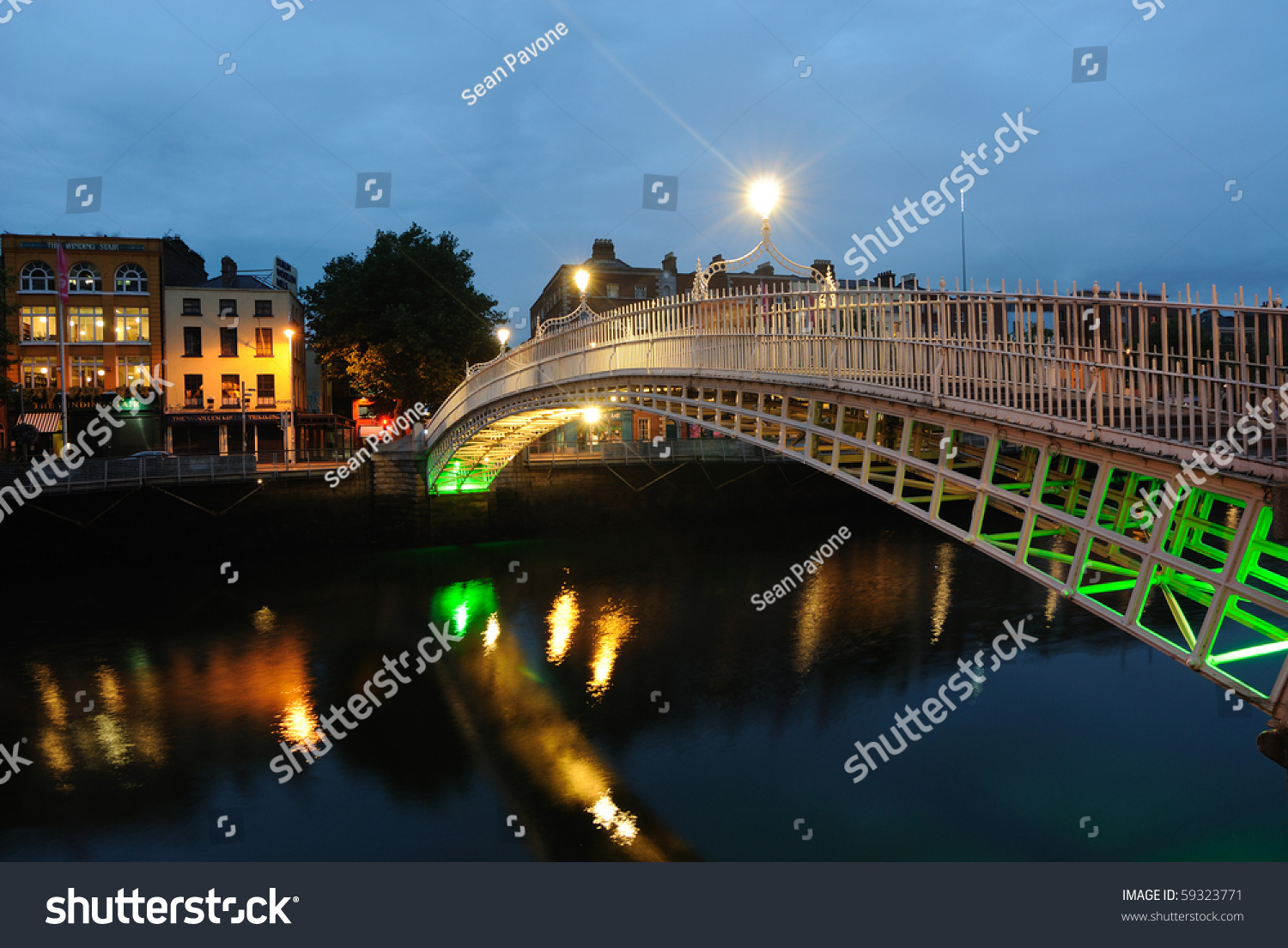 The Ha'penny Bridge Over The River Liffey In Dublin, Ireland. Stock 