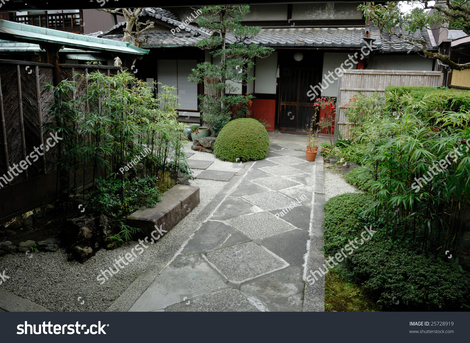 Traditional Japanese Zen Garden House Stock Photo 25728919 ...