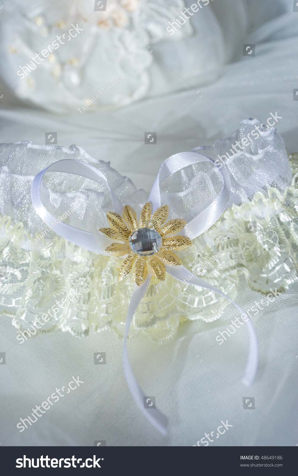 The mother Asian garter wedding