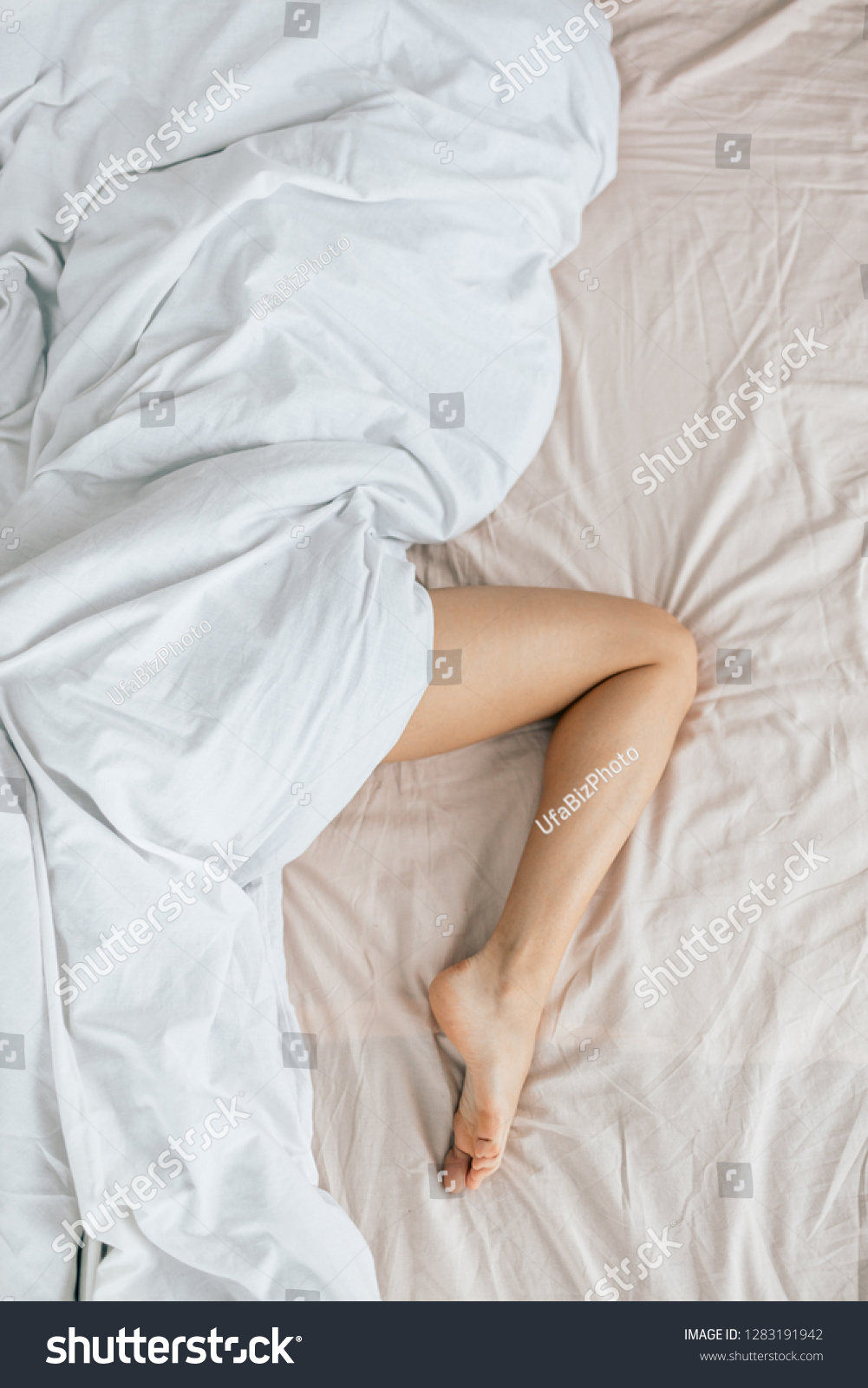 Woman Nacked Slim Legs Lying On Foto De Stock Shutterstock