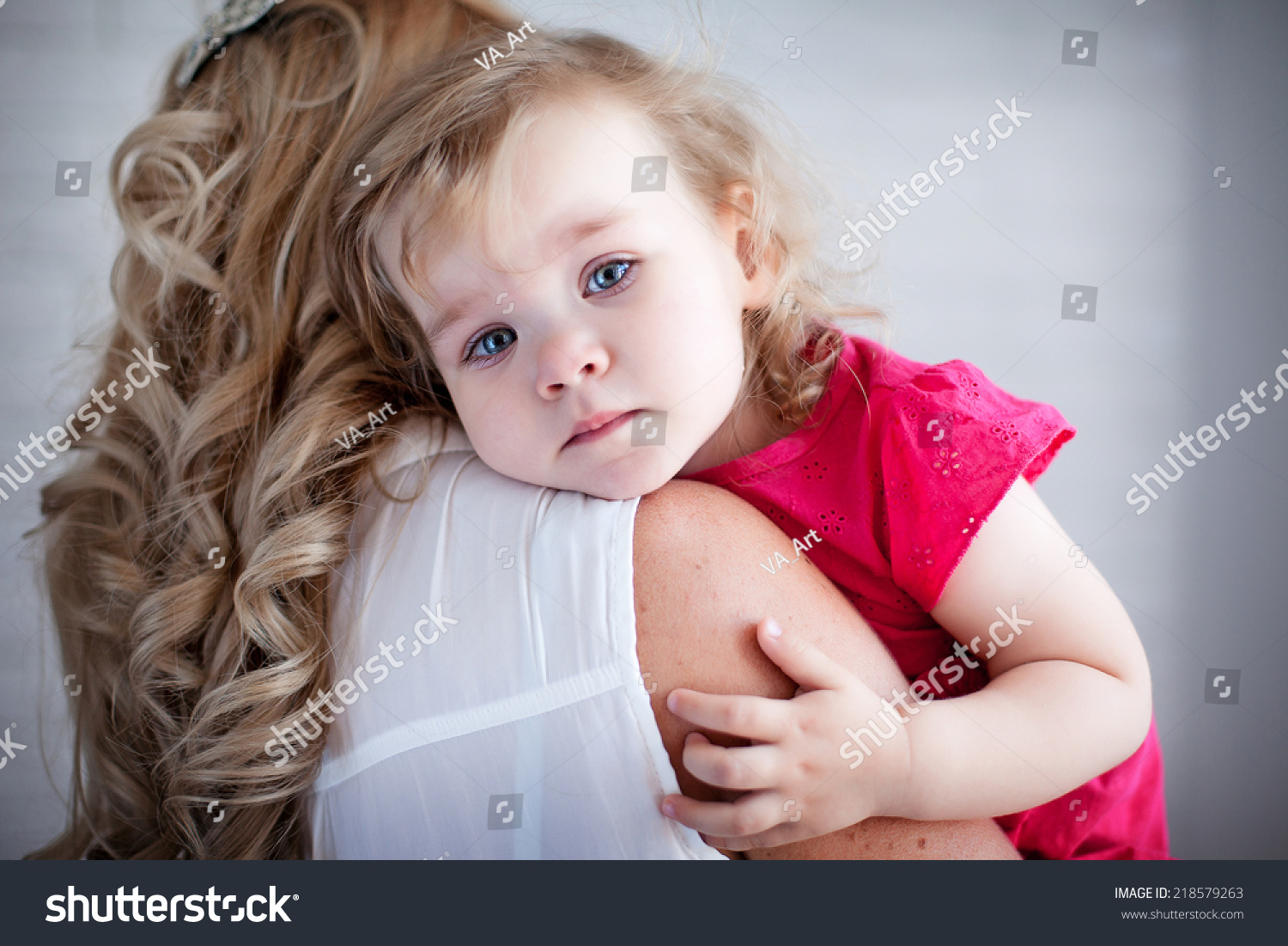 Young Mother Holding Her Crying Baby Stock Photo 218579263 - Shutterstock