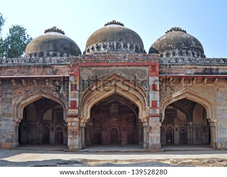 The Three-domed mosque in Lodhi Gardens is said to the Friday mosque for Fiday congregations. It has 3 domes and the central dome bing the largest. Entry arches with inscriptions are main features