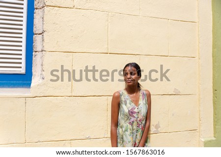 Foto Bild Junges kubanisches Mädchen lehnt an einer Wand in Havanna, Kuba