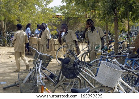 KOUPELA, BURKINA FASO - FEBRUARY 20 : It is the end of the courses to the college Saint-Philippe and the luckiest pupils return to have by bicycle, February 20, 2007