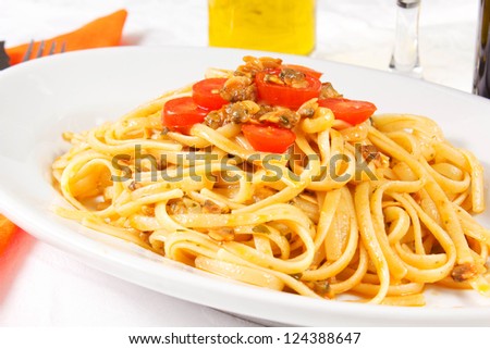 clams spaghetti on the table win oil and wine