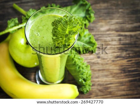 Green juice. Healthy drink. Selective focus