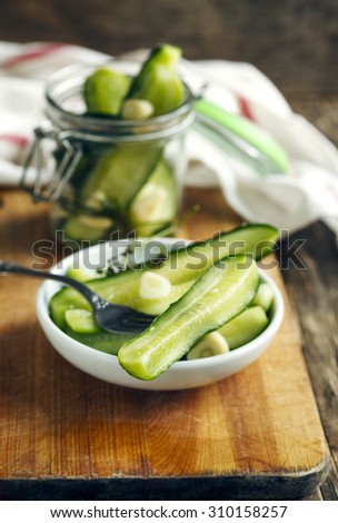 Pickled low-salt cucumbers