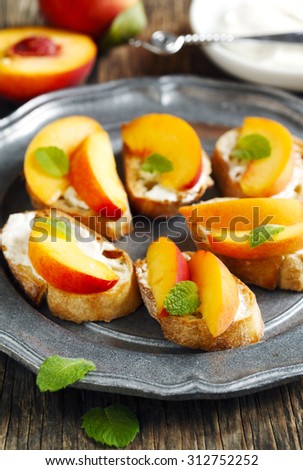 Crostini with cream cheese and fresh peaches.