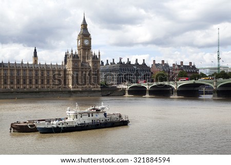 LONDON - 2015 AUGUST 5 : There is tourism traffic everyday in London.  Thousands tourists walking and looking at beautiful Thames River and Westminster panorama.