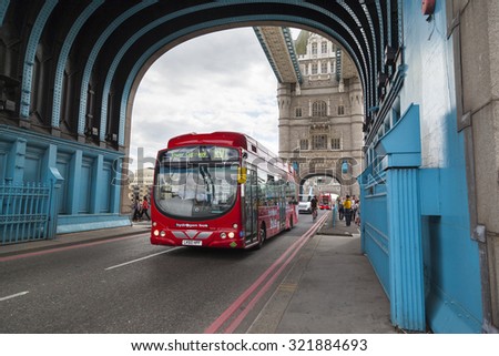 LONDON - 2015 AUGUST 5 : There is heavy traffic everyday in London.  Thousands cars, taxis, buses and pedestrians crossing River Thames on Tower Bridge.